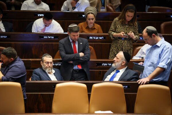 יו"ר ש"ס אריה דרעי (יושב, מימין), שר האוצר בצלאל סמוטריץ' ויו"ר ועדת הכספים משה גפני בדיון על אישור תקציב 2023-2024 במליאת הכנסת (צילום: נועם מושקוביץ, דוברות הכנסת)