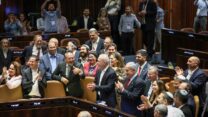 חברי הקואליציה בסיום הדיון וההצבעה על תקציב המדינה 2023-2024 (צילום: יונתן זינדל/פלאש90)