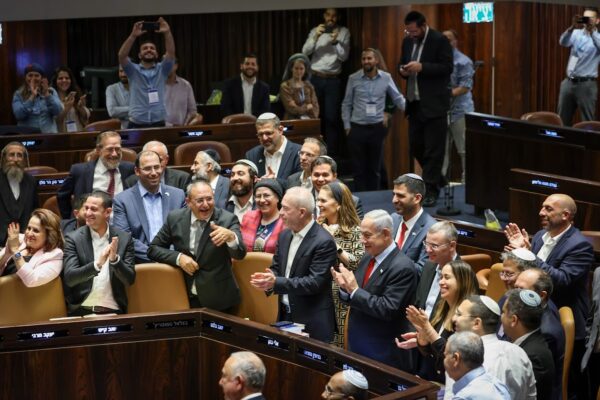 חברי הקואליציה בסיום הדיון וההצבעה על תקציב המדינה 2023-2024 (צילום: יונתן זינדל/פלאש90)