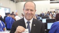 שר הכלכלה ניר ברקת עם פתיחת הסופר קארפור (צילום: משרד הכלכלה)