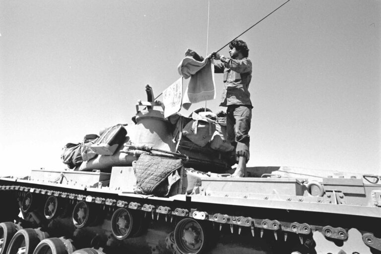 חייל תולה כביסה על טנק בסיני (צלם: אבי שמחוני מתוך: ארכיון צה&quot;ל ומערכת הביטחון)