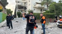 זירת הנפילה ברחובות (צילום: כיבוי והצלה)