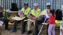עובדי תברואה בעיריית ראשון לציון מקבלים תעודת הוקרה מאחת מילדות הגנים בעיר (צילום: דרור בתי חינוך)