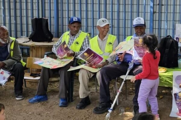 עובדי תברואה בעיריית ראשון לציון מקבלים תעודת הוקרה מאחת מילדות הגנים בעיר (צילום: דרור בתי חינוך)