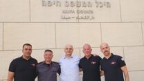 מימין: איתמר פישר, אבי אנקורי, גיל בר-טל, קובי דדון, דביר מלכה. מחוץ לבית המשפט המחוזי בחיפה לאחר מתן פסק הדין (צילום: הסתדרות המעו"ף)
