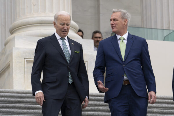 נשיא ארה"ב ג'ו ביידן ויו"ר בית הנבחרים קווין מקארתי, לאחר פגישה בנושא תקרת החוב של ארה"ב (צילום: AP Photo/J. Scott Applewhite, File)