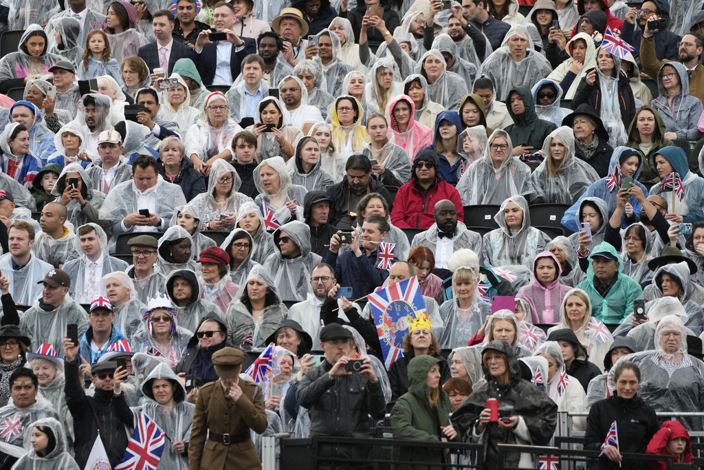 קהל צופים על טריבונות סמוך לארמון באקינגהם, בטקס הכתרתו הרשמית של צ'רלס השלישי למלך בריטניה (AP Photo/Frank Augstein)