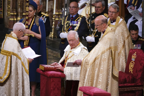 טקס ההכתרה של צ'ארלס השלישי למלך בריטניה בכנסיית ווסטמינסטר (Yui Mok, Pool via AP)