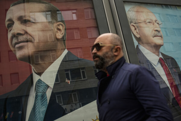 שלטי חוצות של המועמדים המובילים לנשיאות טורקיה: כמאל קיליצ'דראולו (מימין) והנשיא המכהן רג'פ טאיפ ארדואן (משמאל) (צילום: AP Photo/Emrah Gurel)