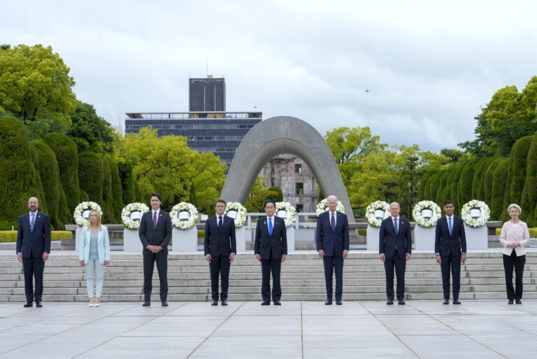 מנהיגי מדינות ה-G7 באנדרטה להרוגי הטלת פצצת האטום בהירושימה (צילום: AP Photo/Susan Walsh, Pool)