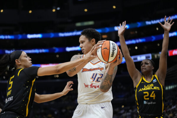 בריטני גריינר משחקת לראשונה במדי פיניקס מרקורי ב-WNBA, מאז שוחררה מהכלא הרוסי (צילום: AP /Ashley Landis)