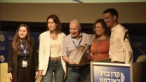 הזוכה באות המופת של קרן ברל כצנלסון, יו״ר איגוד העובדות הסוציאליות ענבל חרמוני (צילום: באדיבות קרן ברל כצנלסון)