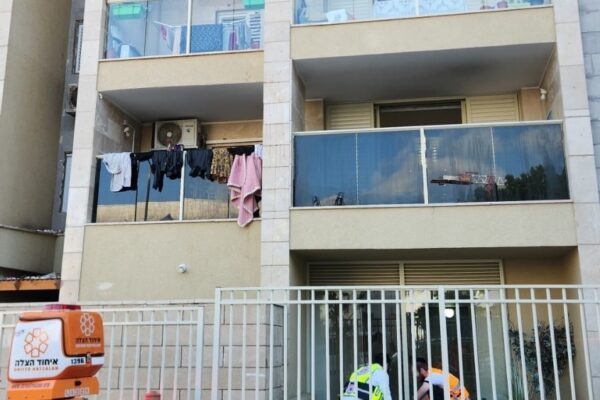 הבניין באשדוד ממנו נפל בן ה-7 שנפצע אנוש (צילום: דוברות איחוד הצלה)
