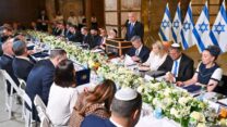 ראש הממשלה בנימין נתניהו והשרים בישיבת ממשלה לציון יום ירושלים, באתר מנהרות הכותל (צילום: קובי גדעון/ לע״מ)