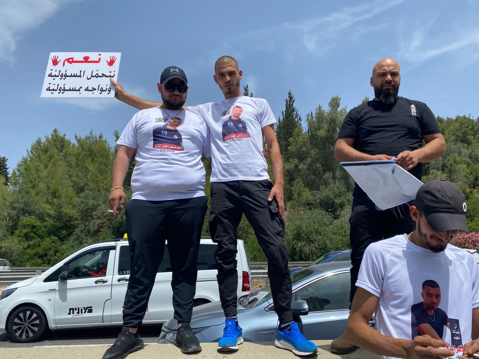 أقارب وأصدقاء مهند شلبي ، الذي قُتل في عين محل في 5 مايو من العام الجاري ، يتظاهرون في قافلة احتجاج على العنف في المجتمع العربي (تصوير: ياهل فرج)