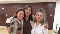 ח"כ דבי ביטון (במרכז) עם בנותיה של רחל אייזנשטדט ז"ל, יהודית (מימין) ומירי (משמאל) (צילום: לשכת ח"כ דבי ביטון)