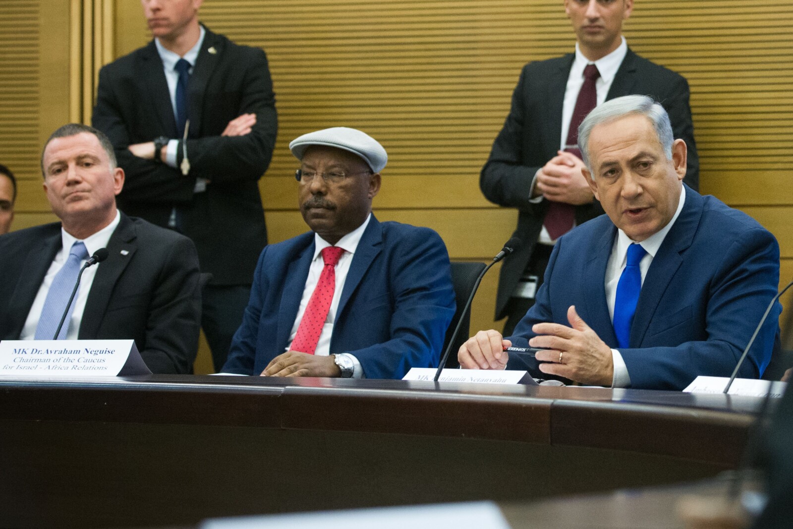 Former member of the Knesset Avraham Negosa (center) in 2016, next to Prime Minister Benjamin Netanyahu (Photo: Miriam Alster/Flash90).
