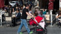 גבר מסיע עגלת תינוק ברחוב יפו בירושלים (צילום: נתי שוחט / פלאש 90)