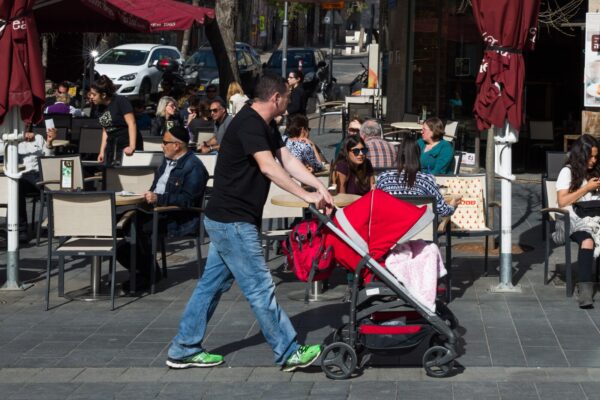 גבר מסיע עגלת תינוק ברחוב יפו בירושלים (צילום: נתי שוחט / פלאש 90)