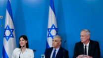 יאיר לפיד, בני גנץ וקארין אלהרר (צילום: אוליבייה פיטוסי/פלאש90)