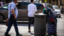 אישה מבוגרת מחפשת אוכל בפח אשפה מחוץ לשוק מחנה יהודה בירושלים (צילום: אוליבייה פיטוסי/ פלאש90)