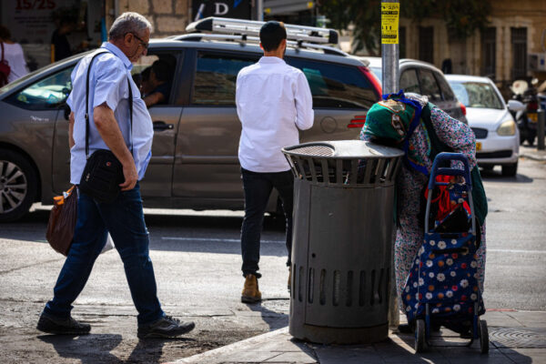 אישה מבוגרת מחפשת אוכל בפח אשפה מחוץ לשוק מחנה יהודה בירושלים (צילום: אוליבייה פיטוסי/ פלאש90)