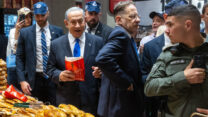 ראש הממשלה בנימין נתניהו ומזכיר הממשלה צחי ברוורמן בקניון מלחה בירושלים (צילום: אוליביה פיטוסי/ פלאש 90)