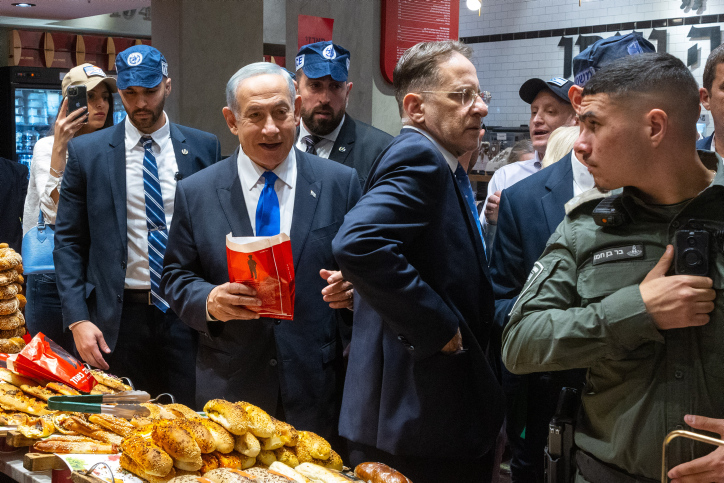 ראש הממשלה בנימין נתניהו ומזכיר הממשלה צחי ברוורמן בקניון מלחה בירושלים (צילום: אוליביה פיטוסי/ פלאש 90) ראש הממשלה בנימין נתניהו ומזכיר הממשלה צחי ברוורמן בקניון מלחה בירושלים (צילום: אוליביה פיטוסי/ פלאש 90)