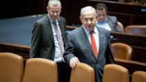 ראש הממשלה בנימין נתניהו ושר המשפטים יריב לוין (צילום: יונתן זינדל/פלאש90)