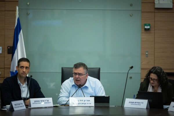 MK David Bitan presiding over the Knesset Economic Committee. (Photo: Yonatan Zindel / Flash90)