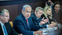 ראש הממשלה בנימין נתניהו בפתח ישיבת הממשלה השבועית (צילום: יונתן זינדל/ פלאש90)