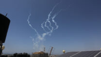 ירי רקטות מעזה לעבר שדרות, במבצע מגן וחץ (צילום: עבד רחים חטיב/פלאש90)