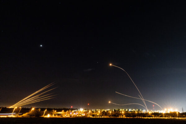 יירוטים של כיפת ברזל לטילים שנורים מעזה, 10 למאי 2023 (צילום: יונתן זינדל  פלאש 90)
