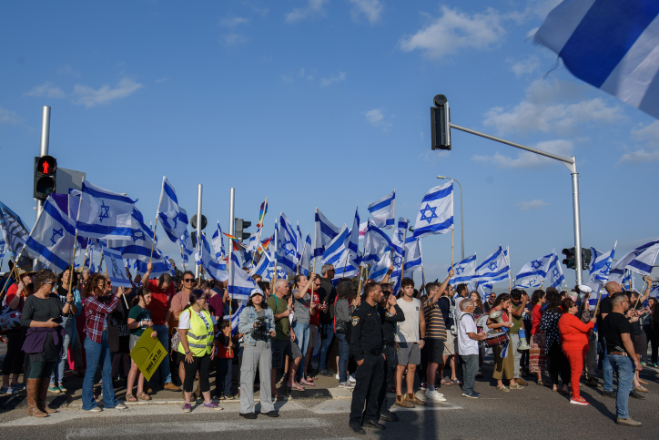 הפגנה נגד הרפורמה המשפטית בצומת הגומא שבגליל העליון (צילום: אייל מרגולין / פלאש 90)