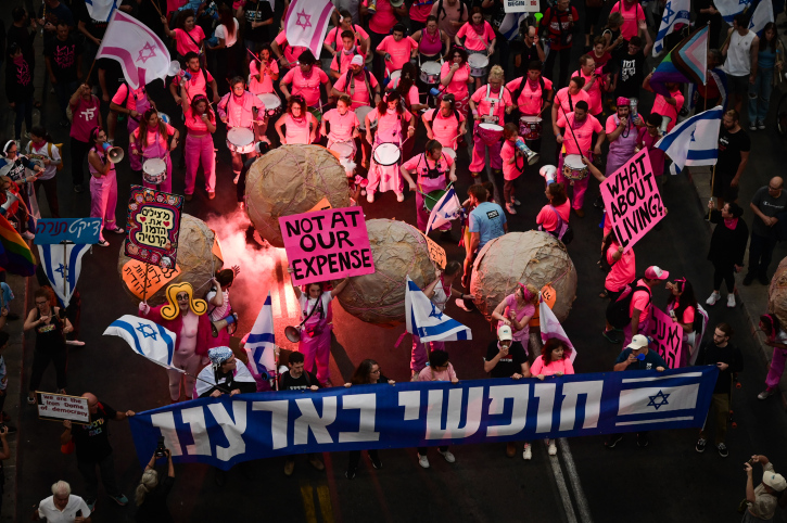 מחאה נגד הרפורמה המשפטית בתל אביב, עם מיצג נגד תקצוב לחברה החרדית (צילום: אבשלום ששון / פלאש 90)