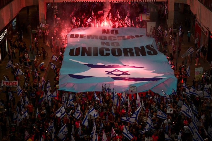 שךט מחאה 'בלי דמוקרטיה אין חדי קרן' בהפגנת מחאה נגד הרפורמה המשפטית בתל אביב (צילום: אבשלום ששון / פלאש 90)