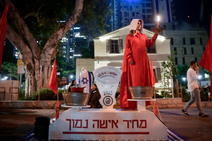 מיצג מחאה נגד פגיעה בזכויות נשים בהפגנת מחאה נגד הרפורמה המשפטית בתל אביב (צילום: אבשלום ששון / פלאש 90)