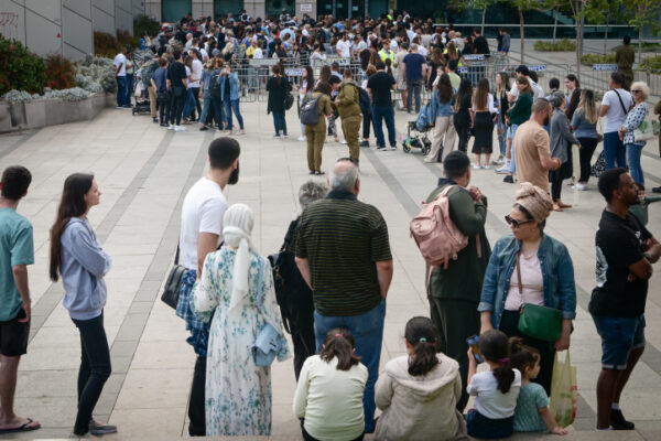 תורים ארוכים בכניסה ללשכת האוכלוסין בתל אביב (צילום: אבשלום ששוני/פלאש90)