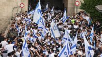 צועדים במצעד הדגלים בשער שכם בעיר העתיקה בירושלים (צילום: יונתן זינדל/פלאש90)