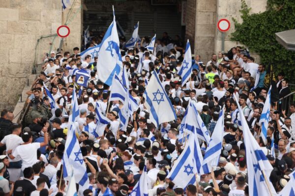 צועדים במצעד הדגלים בשער שכם בעיר העתיקה בירושלים (צילום: יונתן זינדל/פלאש90)
