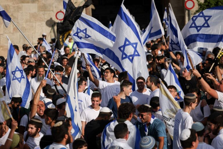 צועדים במצעד הדגלים מניפים דגלים לייד שער שכם בעיר העתיקה בירושלים (צילום: יונתן זינדל/פלאש90)