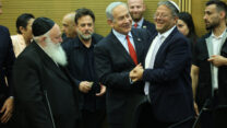 השר לביטחון לאומי איתמר בן גביר (מימין) ראש הממשלה בנימין נתניהו ויו"ר יהדות התורה יצחק גולדקנופף (משמאל) בכינוס של חברי הקואליציה לפני תחילת ההצבעות על תקציב המדינה ל-2023-2024 (צילום: יונתן זינדל/פלאש 90)