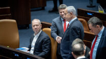 ראש הממשלה בנימין נתניהו לוחץ את ידו של שר האוצר בצלאל סמוטריץ' במהלך ההצבעות במליאה על תקציב 2023-2024 (צילום: יונתן זינדל / פלאש 90)