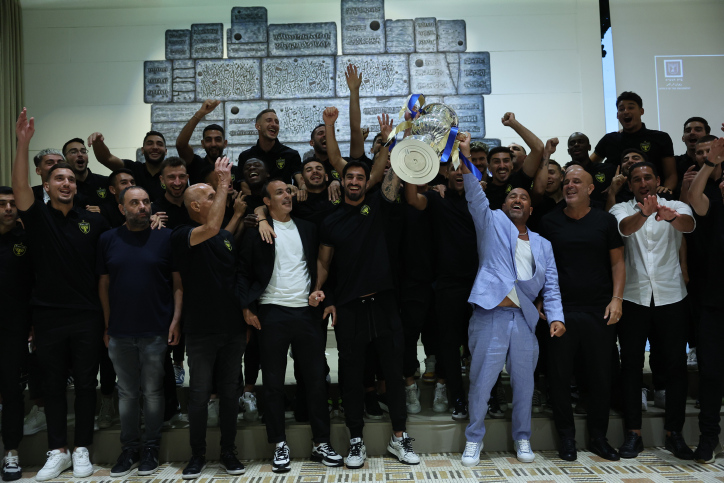 שחקני בית&quot;ר ירושלים מניפים את גביע המדינה בבית הנשיא (צילום: יונתן זינדל/פלאש90)