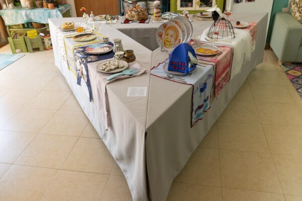 השולחן מתוך התערוכה באום אל פחם (צילום: ענבל כהן חמו)