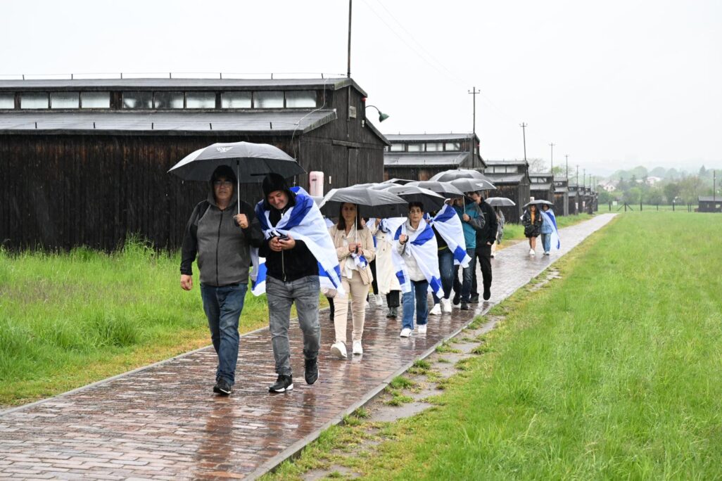 בשבילי הגהינום בגשם השוטף. מסע הסתדרות עובדי המדינה לפולין מאי 2023. צילום קובי קואנקס.