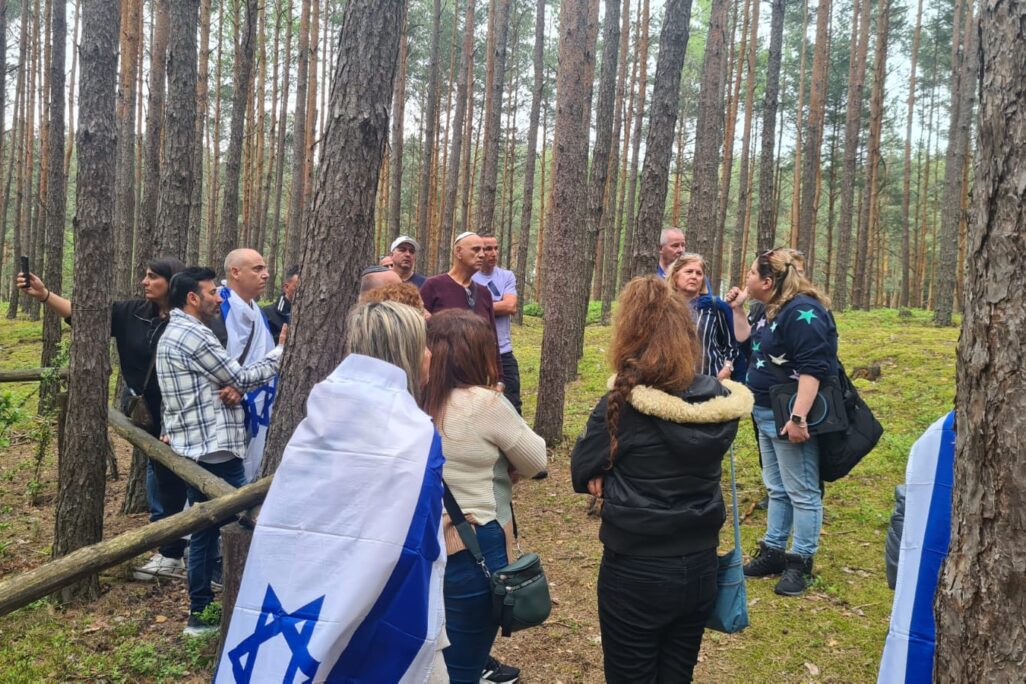 בין העצים בהם התרחשו זוועות. מסע הסתדרות עובדי המדינה לפולין מאי 2023. צילום קובי קואנקס