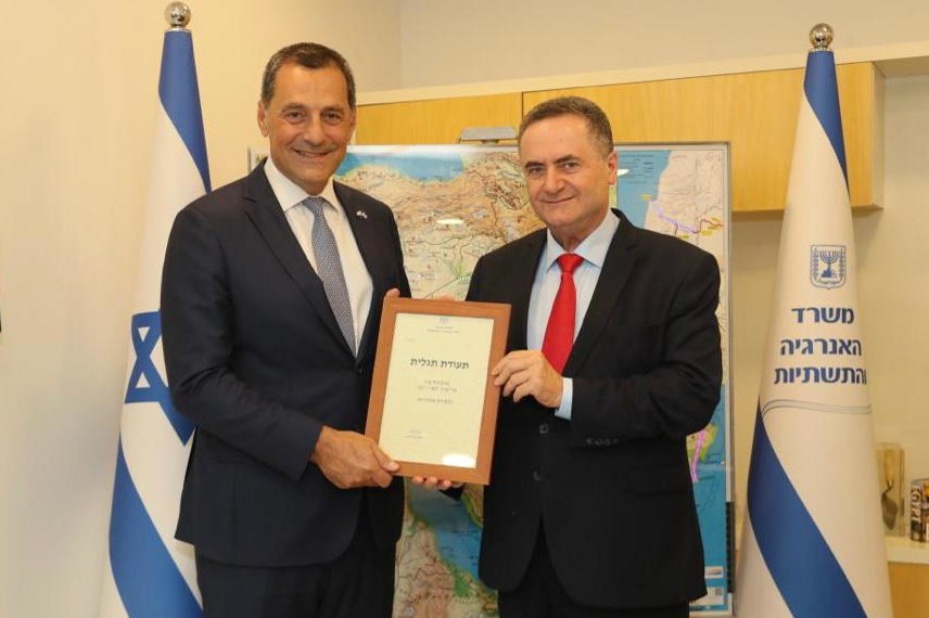 שר האנרגיה והתשתיות,  ישראל כ"ץ (מימין) ומתיוס ריגאס, מנכ"ל חברת אנרג'יאן 
(צילום: דימה סמבורסקי, לע"מ)