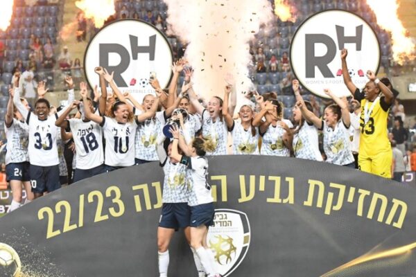 מ.כ.נ. רמת השרון מחזיקת גביע המדינה לנשים בכדורגל לעונת 2022/23 (צילום: מושיק אושרי, אס״א ת״א)