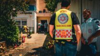 כוחות מד"א וכאבות והצלה מחוץ לביתו של אדרגן בפרדס חנה (צילום: דוד טברסקי)